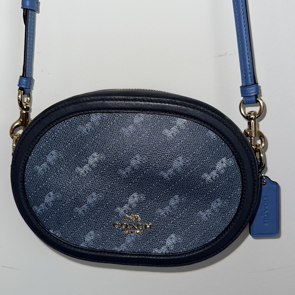 Excellent condition coach crossbody! Inside and outside pockets! Almost new!
